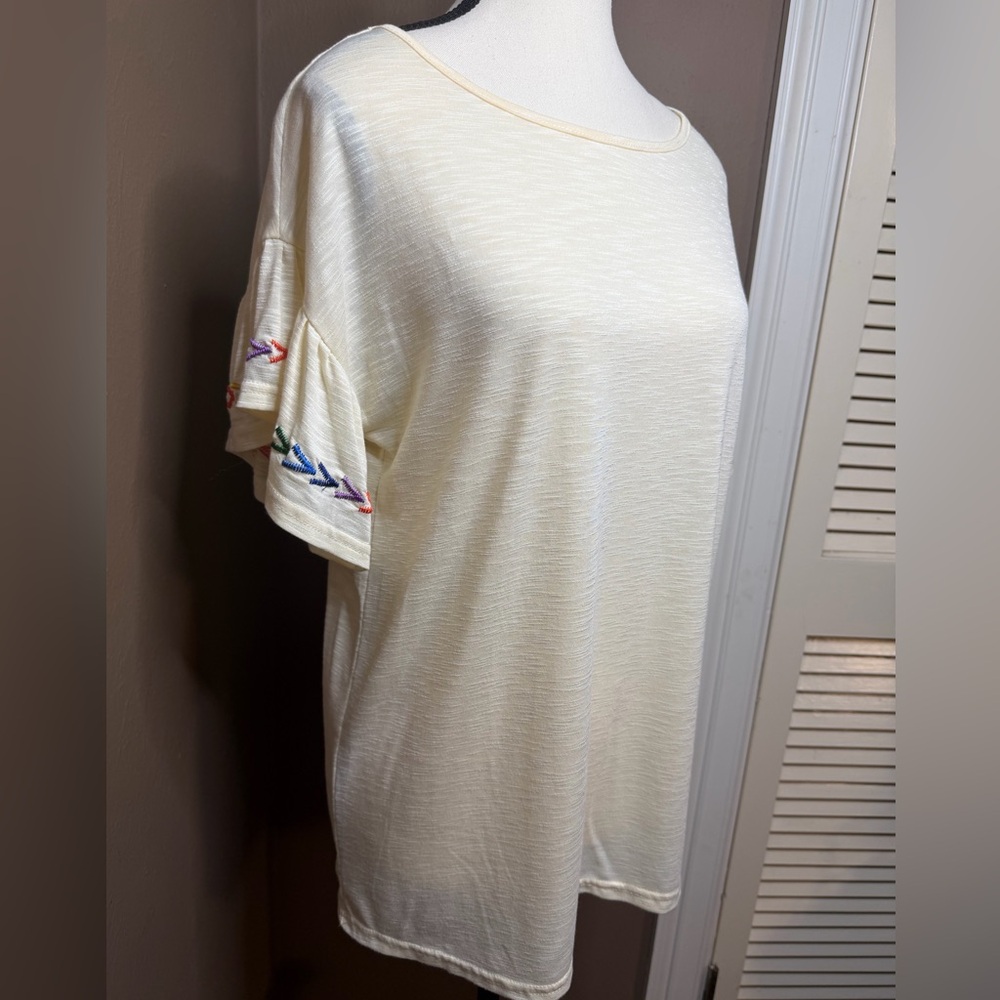 Hailey & Co Women's Ivory Short Flutter Embroidered Sleeve Top Size Small